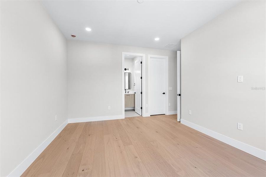 Spacious, unfurnished interior of a new home in College Park, Orlando (Image 53).