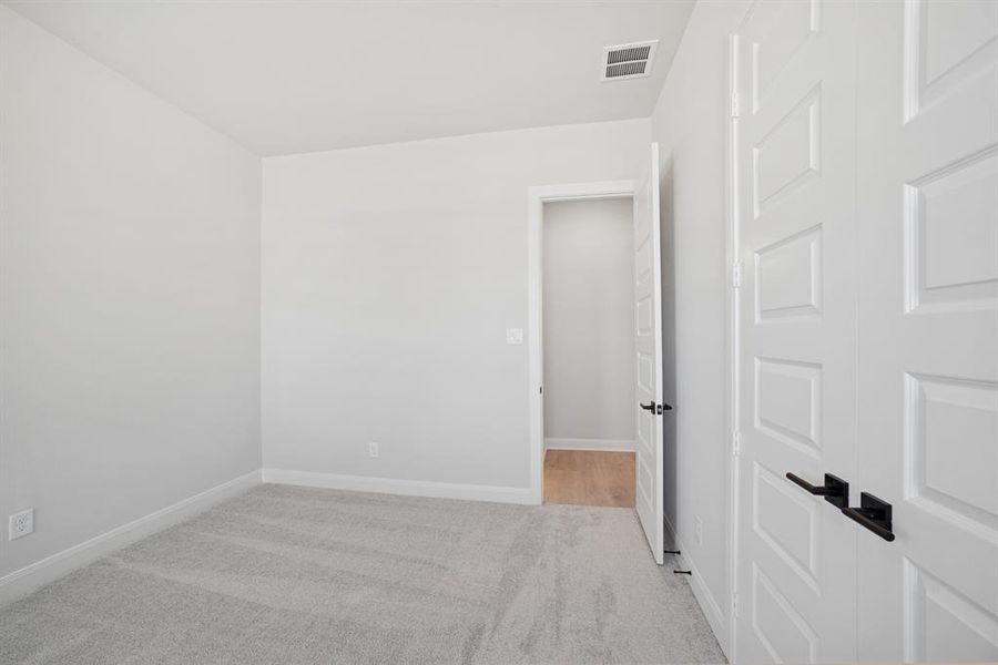 Spacious, unfurnished interior of a new home in Myrtle Creek, Waxahachie (Image 19). Spacious, unfurnished interior of a new home in Myrtle Creek, Waxahachie (Image 19).