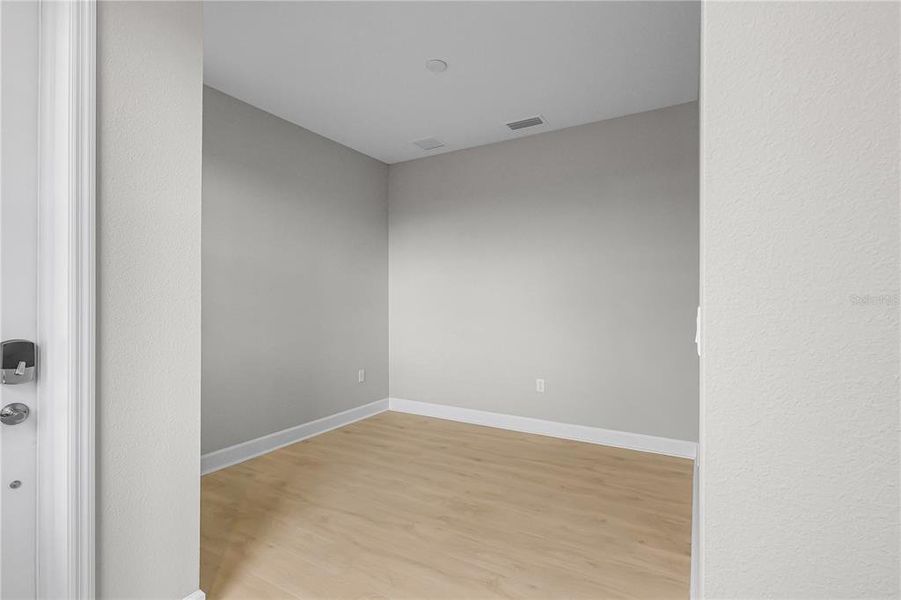 Spacious, unfurnished interior of a new home in Cresswind at Lake Harris, Tavares (Image 11).