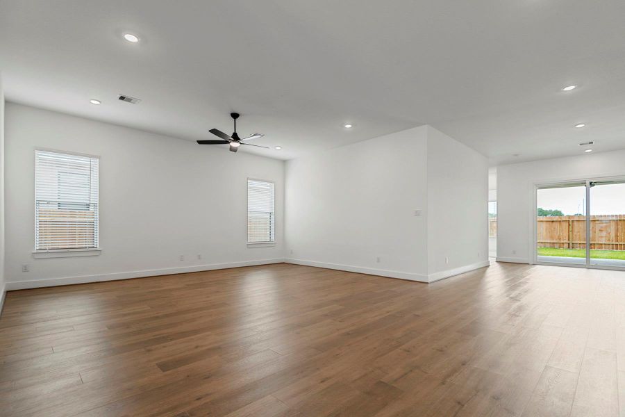 Spacious, unfurnished interior of a new home in Hallimore Ranch, Rosenberg (Image 15).