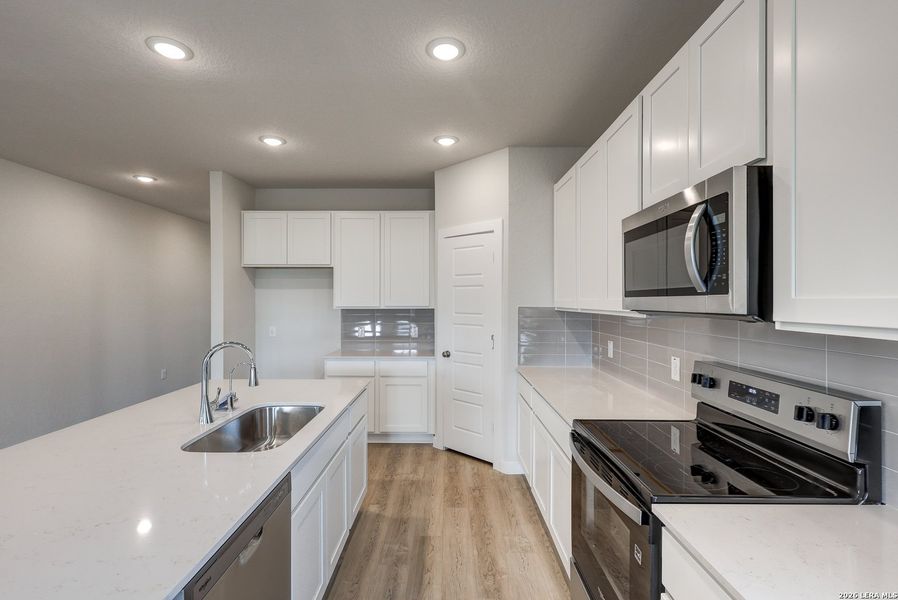 Furnished interior view inside a new home in Hiddenbrooke, Seguin (Image 6).