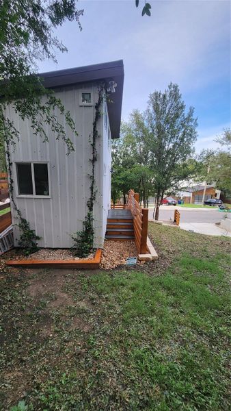 Back area of property looking at the star jasmine vines that smell soo nice. Back area of property looking at the star jasmine vines that smell soo nice.