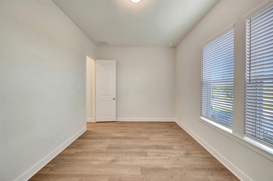 Spacious, unfurnished interior of a new home in Riceland - Enclave Row Collection, Mont Belvieu (Image 13).
