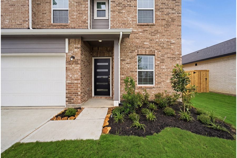 Exterior details and patio area of a home in Ashland, Texas City (Image 3).