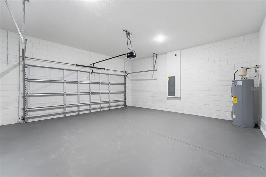 Spacious, unfurnished interior of a new home in , Dunnellon (Image 32).