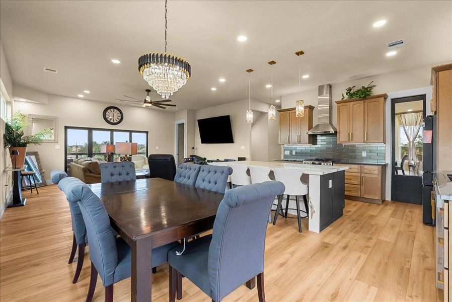 Furnished interior view inside a new home in , Kemah (Image 9).