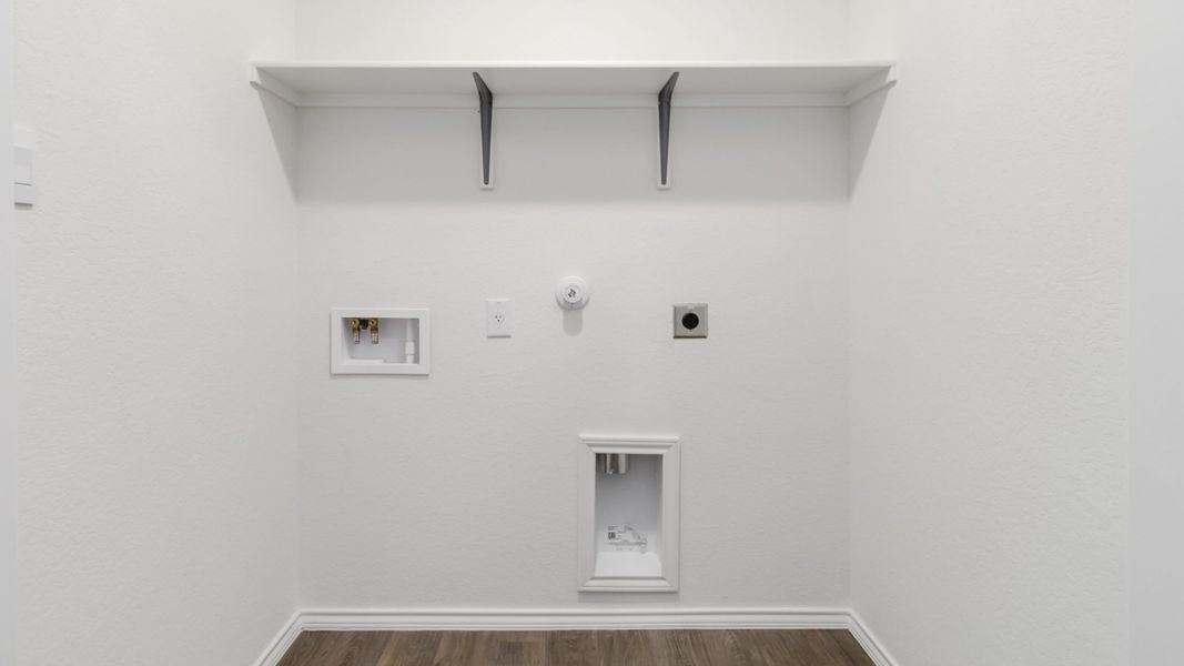 Representative unfurnished interior of a home built from the T30B Barton by D.R. Horton in Riverfield, Josephine (Image 19).