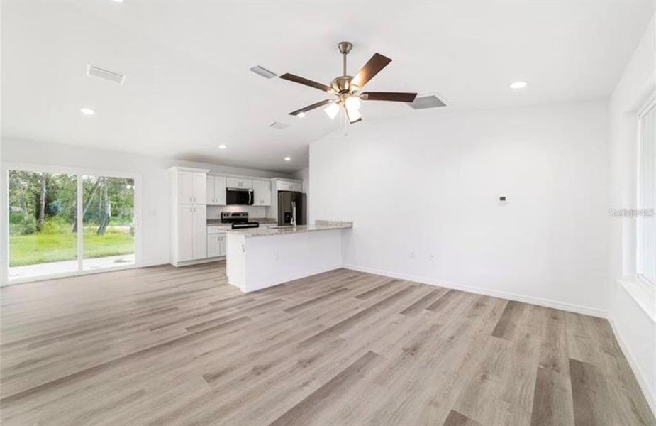 Spacious, unfurnished interior of a new home in , Silver Springs (Image 13).