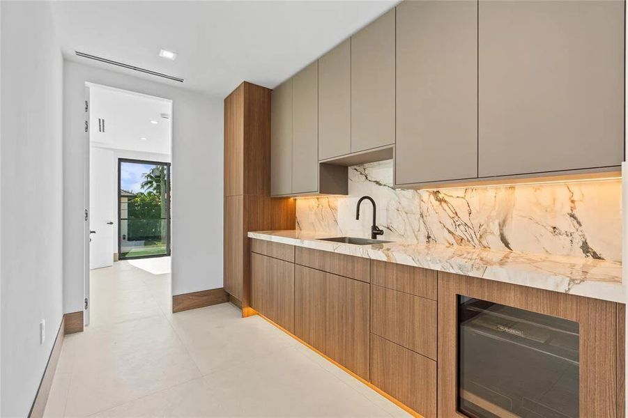 SECOND LEVEL BEVERAGE AREA