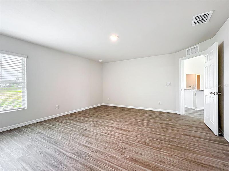 Spacious, unfurnished interior of a new home in , Cape Coral (Image 11).