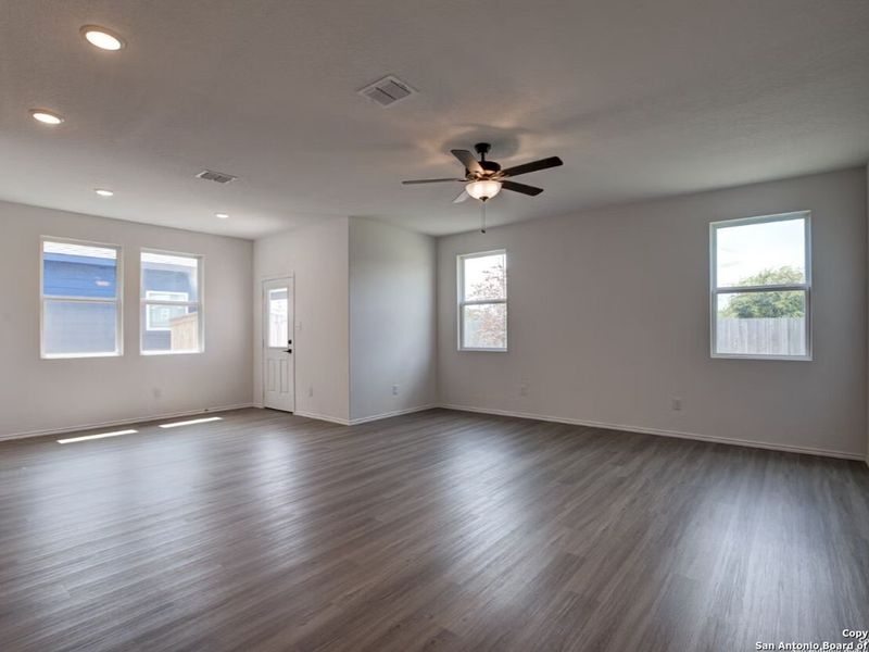 Spacious, unfurnished interior of a new home in Hannah Heights, Seguin (Image 11).