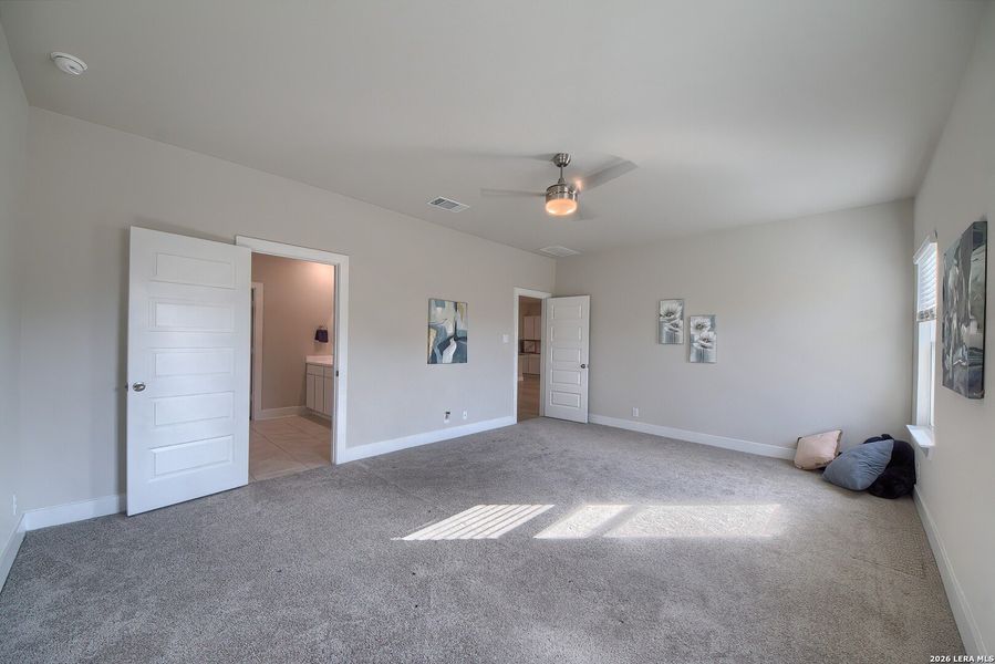 Spacious, unfurnished interior of a new home in Brookstone Creek, San Antonio (Image 26).