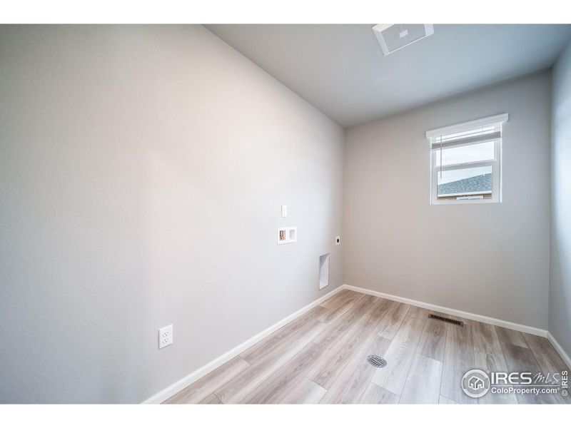 Spacious, unfurnished interior of a new home in Thompson River Ranch, Johnstown (Image 24).