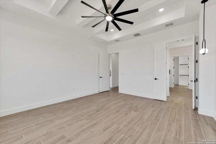 Spacious, unfurnished interior of a new home in , La Vernia (Image 16).