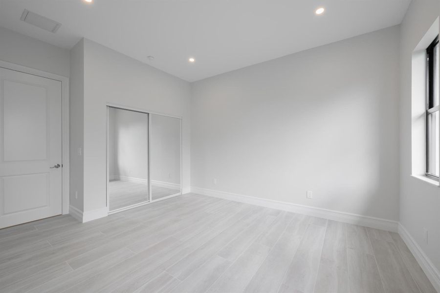 Spacious, unfurnished interior of a new home in , Stuart (Image 38).