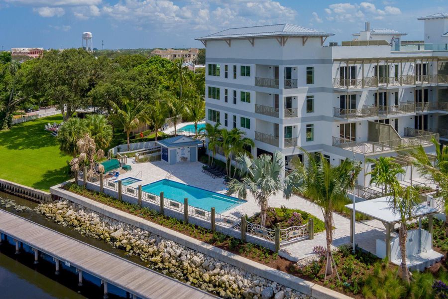 41 SW Seminole Street 305 27