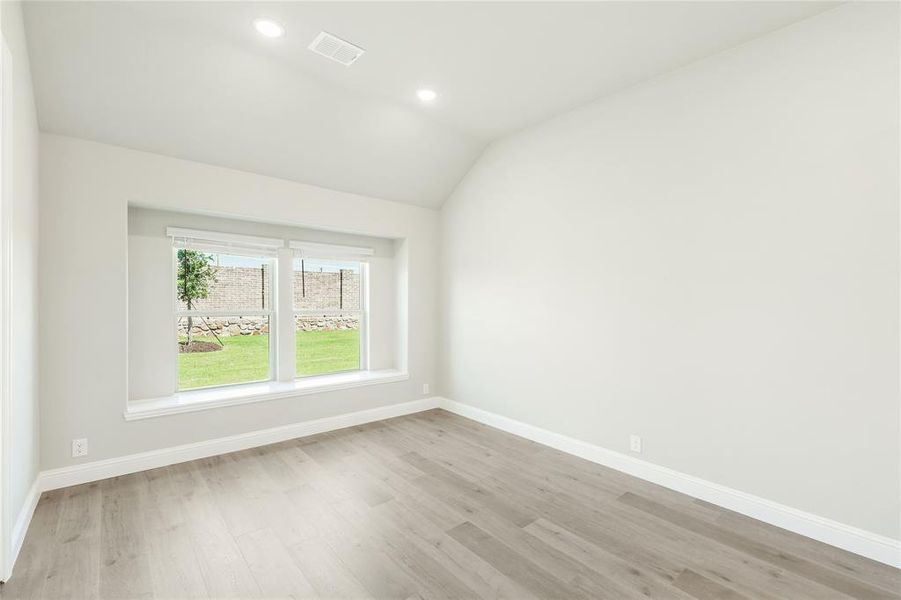Spacious, unfurnished interior of a new home in Chaparral Park, Oak Point (Image 16).