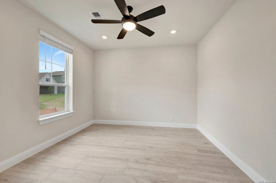 Spacious, unfurnished interior of a new home in Davis Ranch 60', San Antonio (Image 49). Spacious, unfurnished interior of a new home in Davis Ranch 60', San Antonio (Image 49).