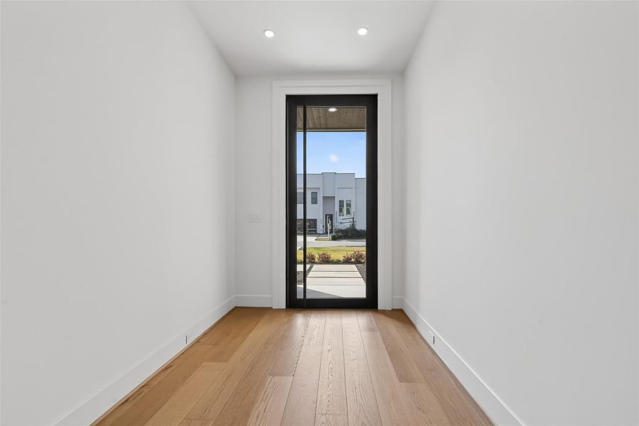 Spacious, unfurnished interior of a new home in , Houston (Image 24).