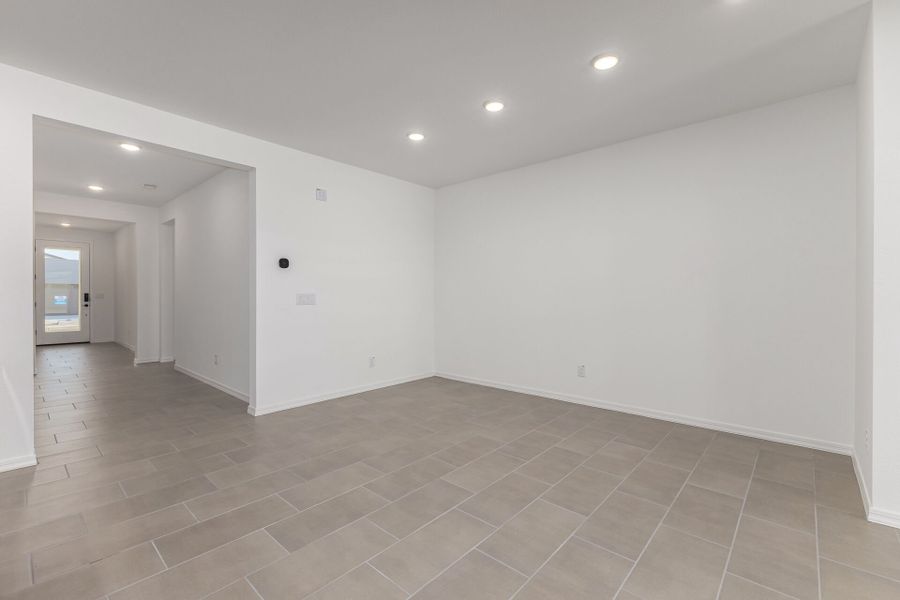 Spacious, unfurnished interior of a new home in Tyler Ranch, Buckeye (Image 7).
