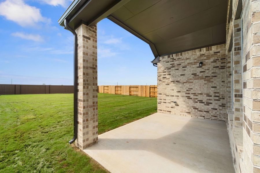 Exterior details and patio area of a home in Brookewater, Rosenberg (Image 3).