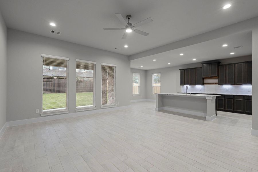 Spacious, unfurnished interior of a new home in Barton Creek Ranch, Conroe (Image 12). Spacious, unfurnished interior of a new home in Barton Creek Ranch, Conroe (Image 12).