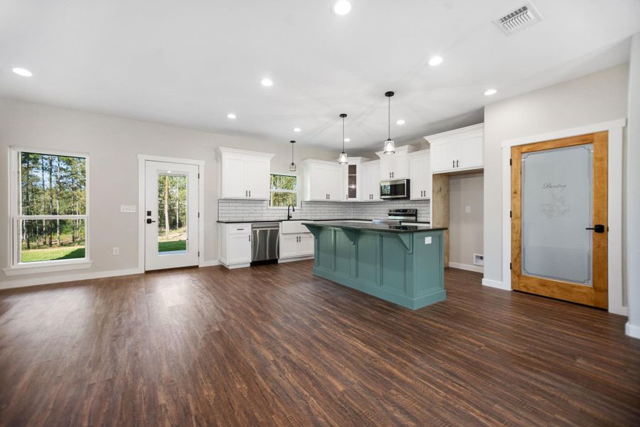 Spacious, unfurnished interior of a new home in , Huntington (Image 19).