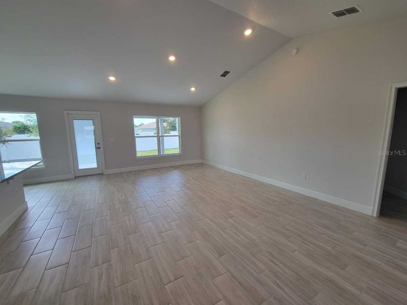 Spacious, unfurnished interior of a new home in Marion Oaks, Ocala (Image 7).