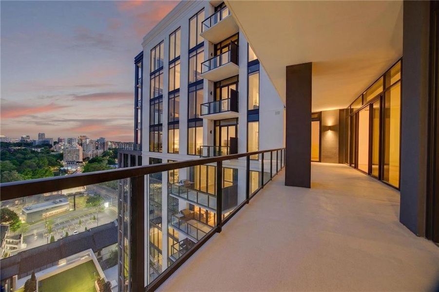 Condo located in Atlanta, GA showcasing its design and architecture (Image 5).