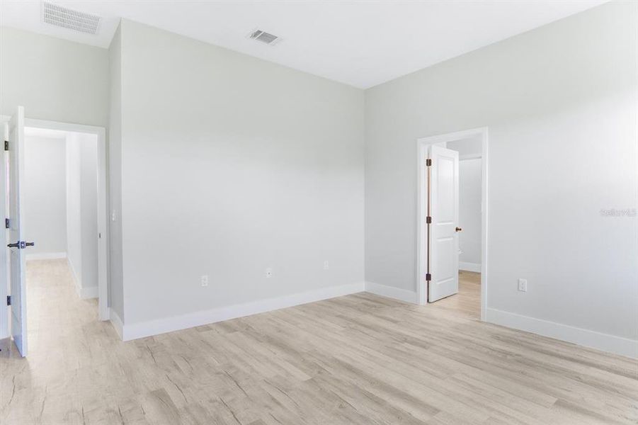 Spacious, unfurnished interior of a new home in , Ocala (Image 13).