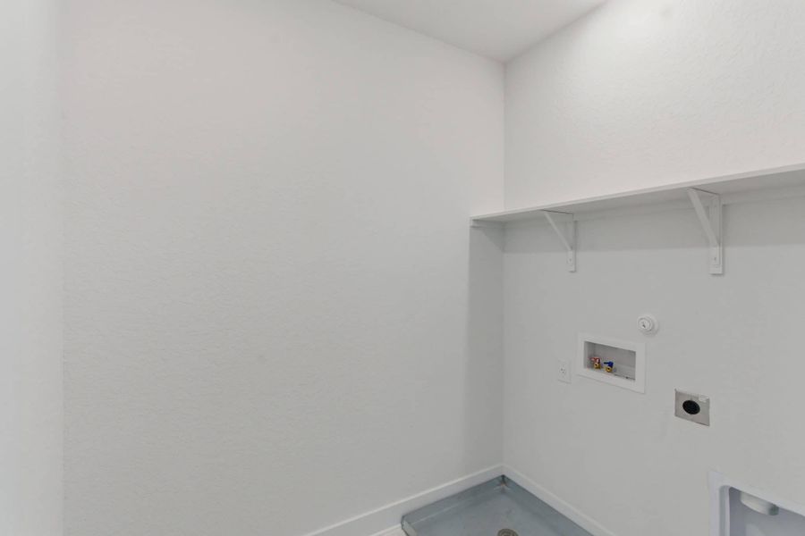 Spacious, unfurnished interior of a new home in Centero at Stone Oak, San Antonio (Image 36).