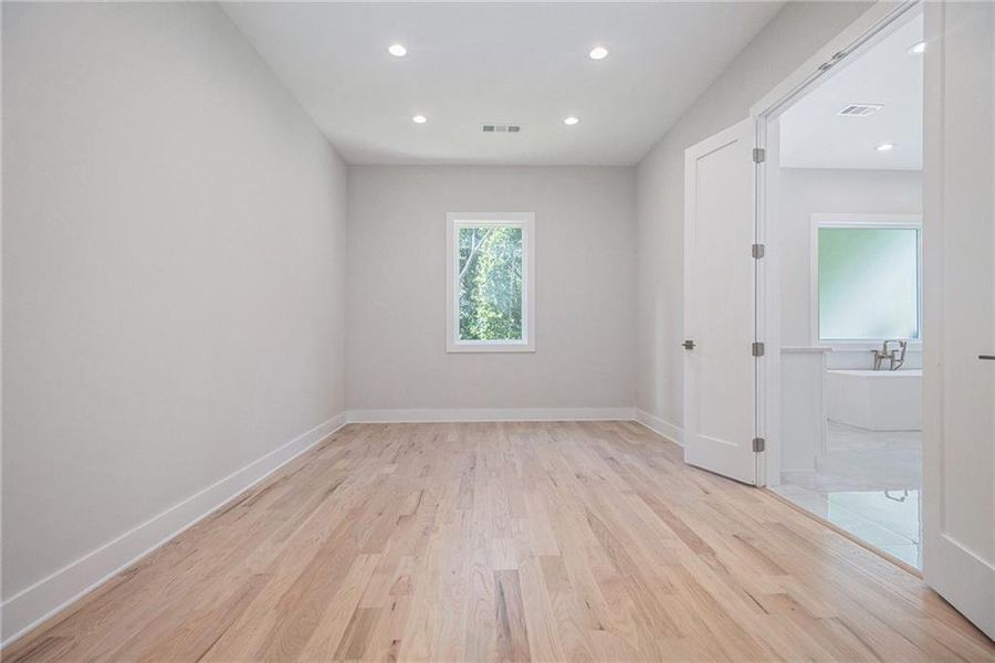 Spacious, unfurnished interior of a new home in , Alpharetta (Image 22).