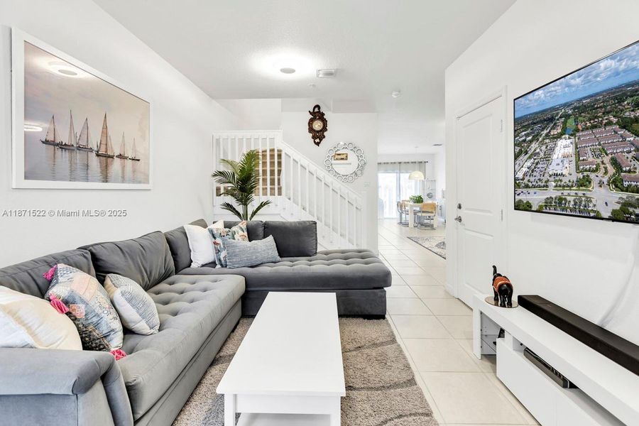 Furnished interior view inside a new home in , Pembroke Pines (Image 6).
