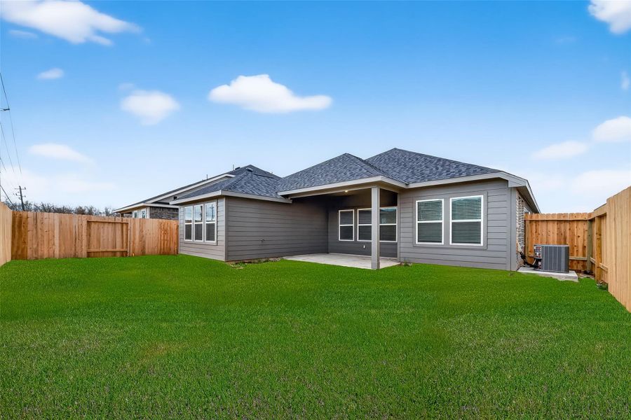 Exterior details and patio area of a home in Rollingbrook Estates, Baytown (Image 25).