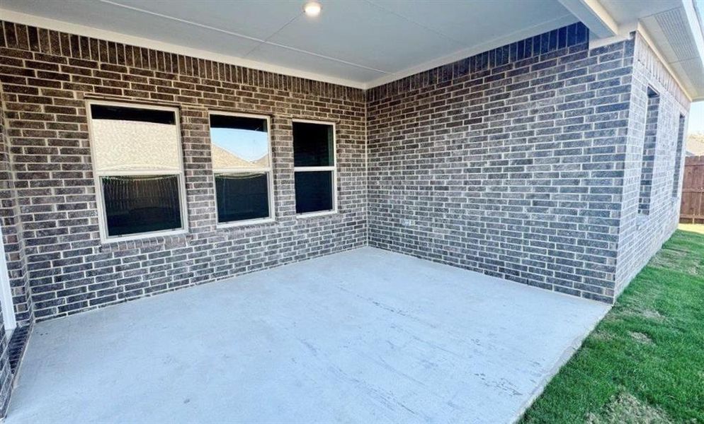 Exterior details and patio area of a home in Retta Estates, Mansfield (Image 2).