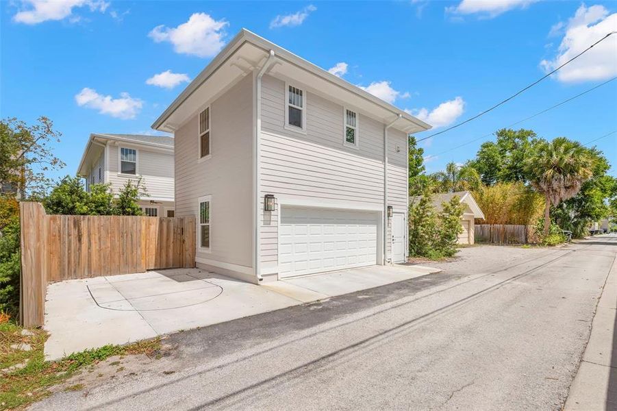 Exterior details and patio area of a home in , St. Petersburg (Image 28).