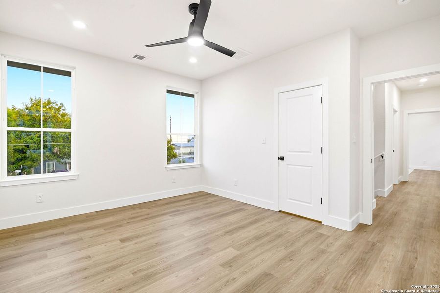Spacious, unfurnished interior of a new home in , San Antonio (Image 24).