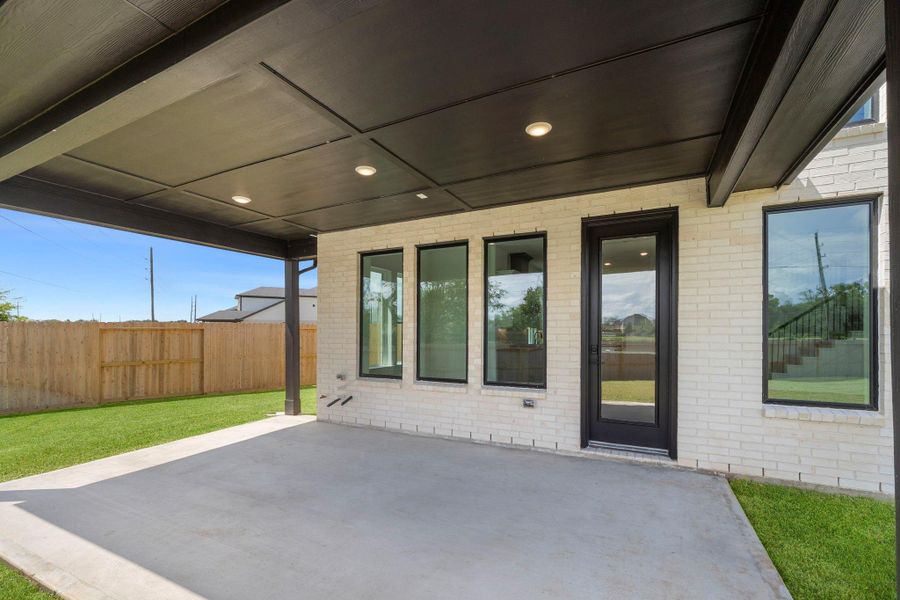 Exterior details and patio area of a home in Sienna Village of Anderson Springs 50', Missouri City (Image 2).