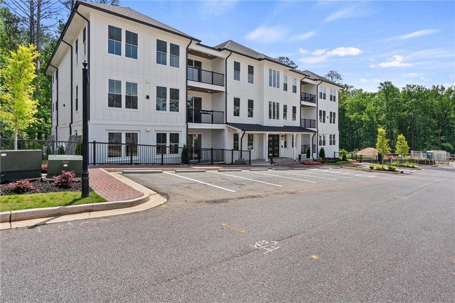 Condo located in Peachtree City, GA showcasing its design and architecture (Image 3).