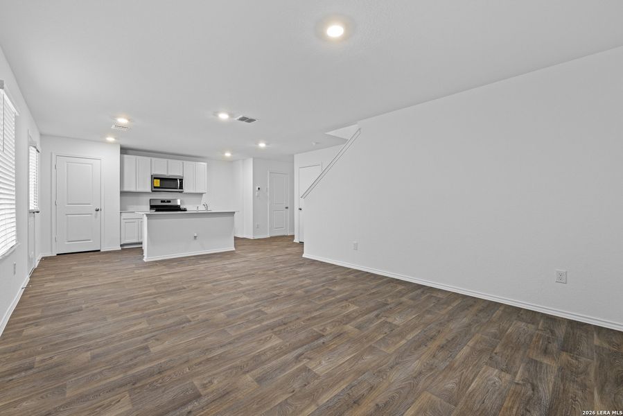Spacious, unfurnished interior of a new home in Avenida, Converse (Image 22).