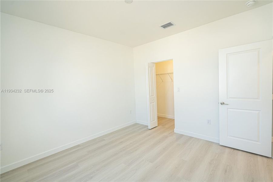 Spacious, unfurnished interior of a new home in Acacia Groves, Miami (Image 45).