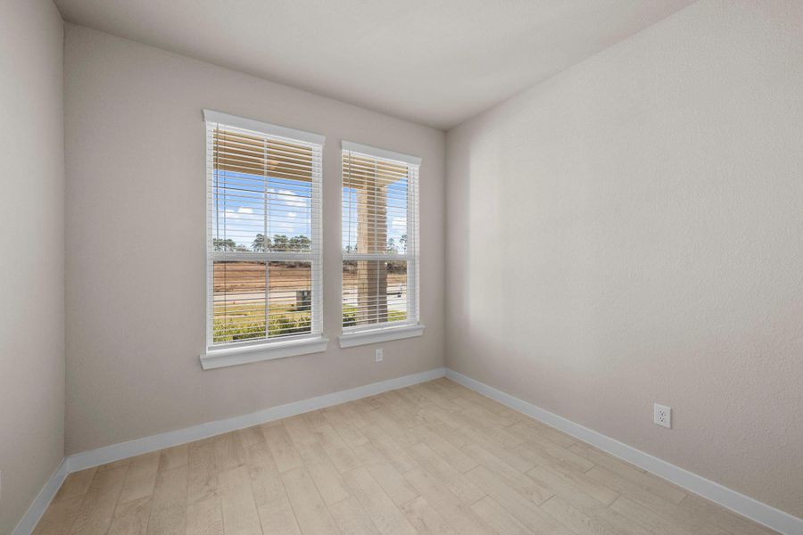 Spacious, unfurnished interior of a new home in Barton Creek Ranch, Conroe (Image 23).