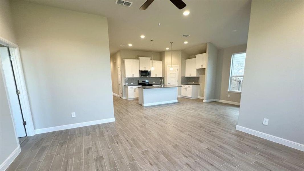 Spacious, unfurnished interior of a new home in Rock Creek Ranch, Fort Worth (Image 12).