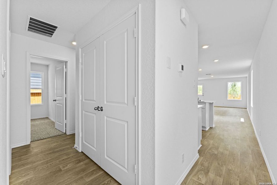 Spacious, unfurnished interior of a new home in Blue Ridge Ranch, San Antonio (Image 10).