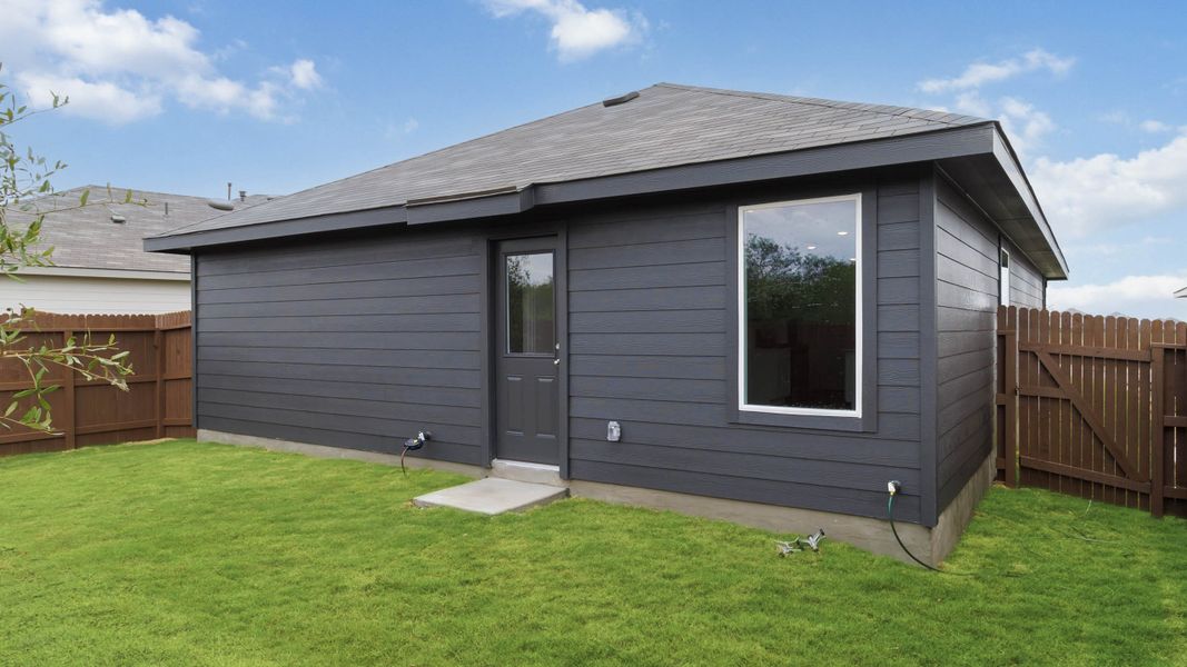 Representative exterior details of a home built from the T30A Atlanta by D.R. Horton in Riverfield, Josephine (Image 4).