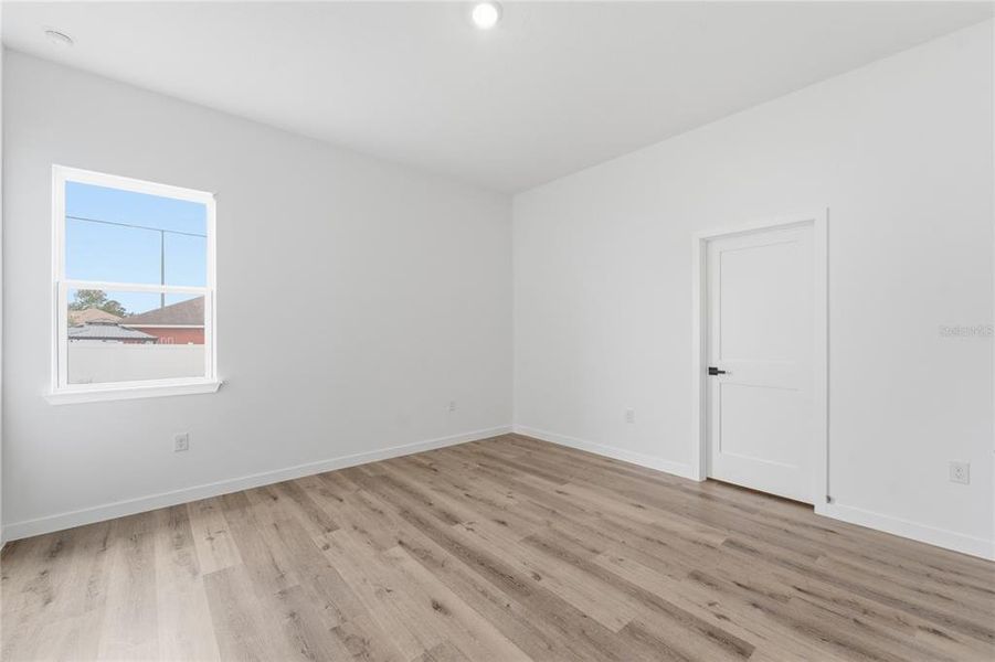 Spacious, unfurnished interior of a new home in , Ocala (Image 20).