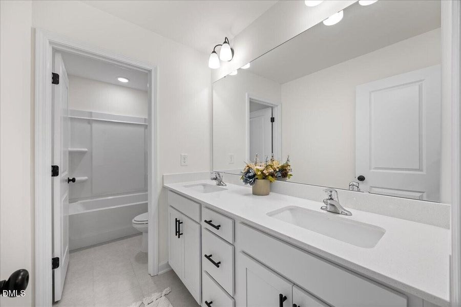 43-2A1A1247 2nd floor hall bathroom