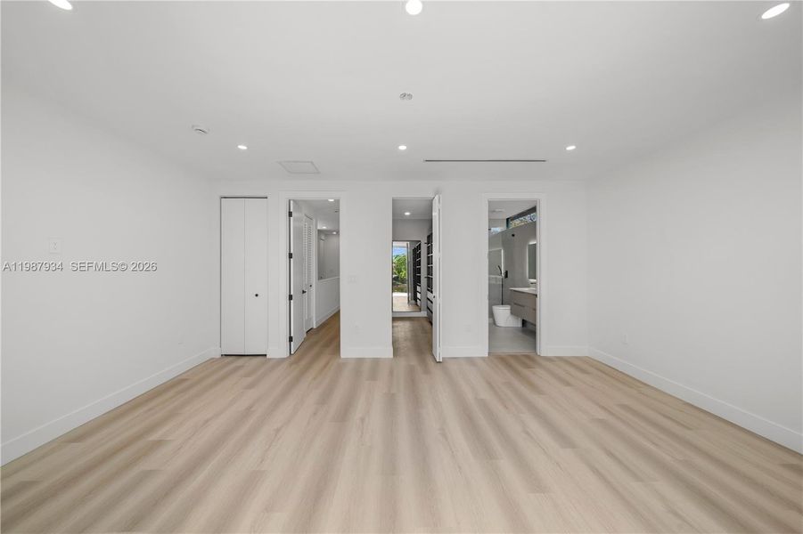 Spacious, unfurnished interior of a new home in , Miami (Image 40).