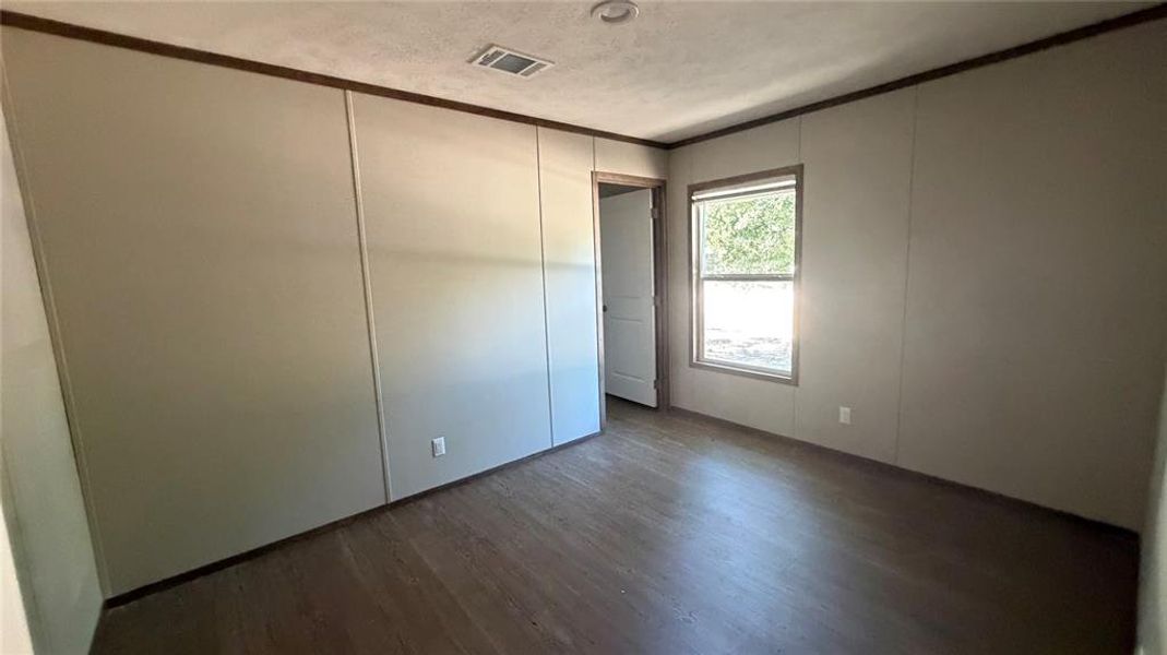 Spacious, unfurnished interior of a new home in , Scurry (Image 9).