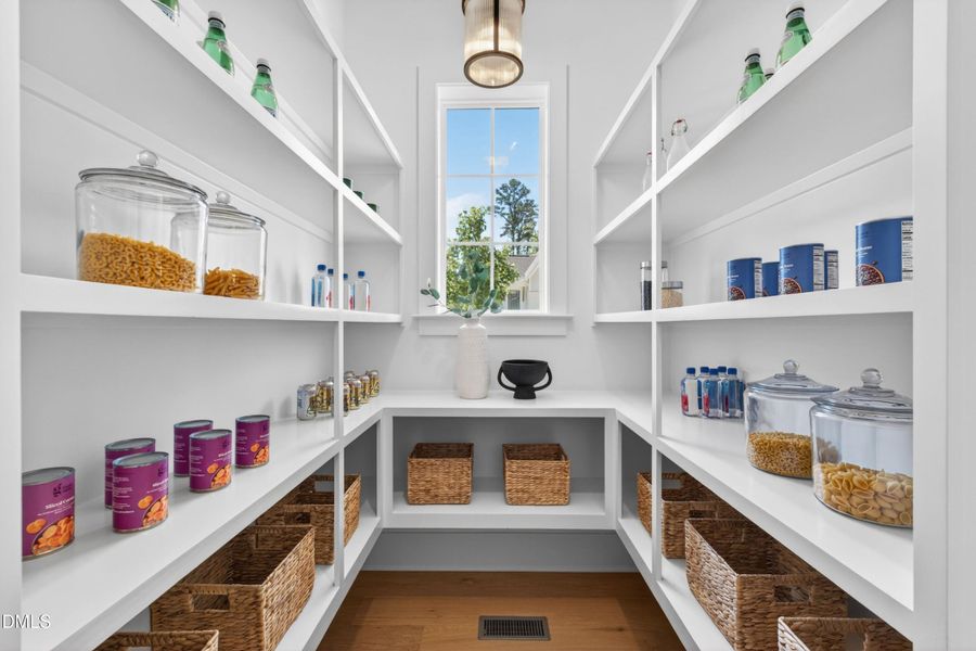 95-3340-colby-chase-dr-pantry 95-3340-colby-chase-dr-pantry